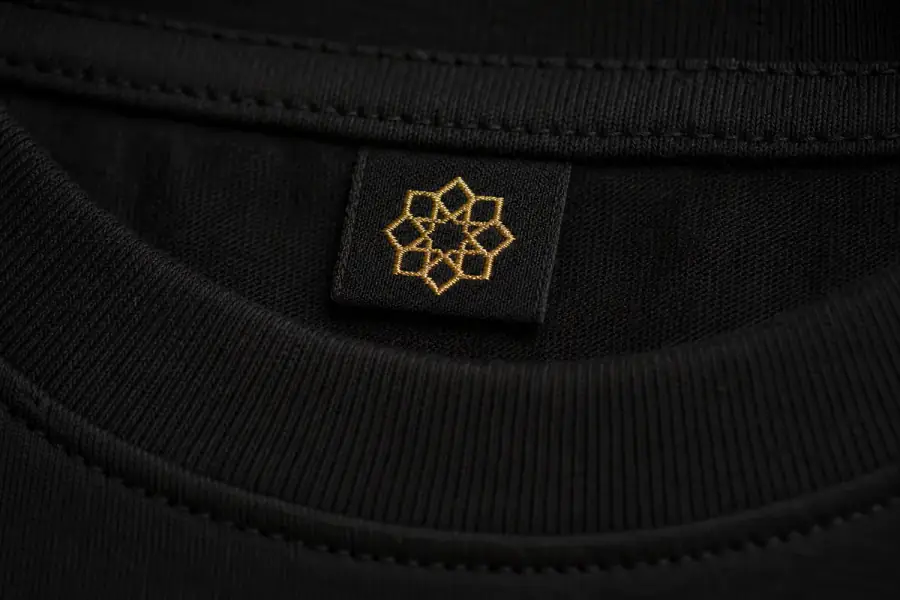Zellige detail printed in gold at the collar